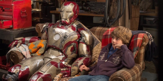 Harley Keener jako nie następca Iron Mana a Iron Lad – Harley Keener jako mały chłopiec pojawił się w filmie „Iron Man 3”, niedawno zaś postać tę widzieliśmy w „Avengers: Końcu gry”. Choć wielu fanów widzi w nim kolejnego Iron Mana, bardziej prawdopodobne wydaje się, że mógłby on zostać znanym z komiksów Iron Ladem i poprowadzić drużynę Young Avengers.
