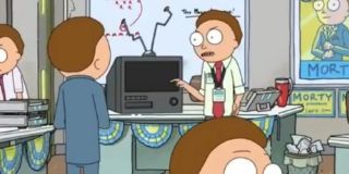 Użytkownik Reddita o pseudonimie greenfingers559 ma jeszcze inną teorię - jego zdaniem Zły Morty pojawia się w każdym odcinku. Kiedy? W czołówce - jest tam jedna scena, która pojawia się w każdym z odcinków. Widzimy na niej, jak Morty zostaje sam na obcej planecie i atakują go potwory przypominające zmutowane żaby.