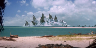 Tuż przed detonacją bomby Serizawa spogląda na zegarek – widzimy tam godzinę 8:15. O tej samej godzinie zrzucono bombę atomową na Hiroszimę. 