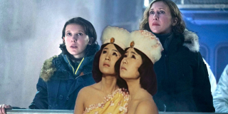 W filmach wytwórni Toho Mothra była przyzywana śpiewem tajemniczych bliźniaczek, nazywanych też niekiedy „małymi pięknościami”. W najnowszej produkcji także poznajemy bliźniaczki – pracujące dla organizacji Monarch Ling i Ilene Chen. 