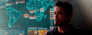 Atlantyda – w filmie „Iron Man 2” widzimy mapę, z której korzysta Nick Fury. Zaznaczona jest na niej choćby Wakanda, jednak fani zwracają uwagę, że możemy tu dostrzec także Atlantydę. Przypomnijmy, że włada w nią Namor, postać, o której ewentualnej obecności w MCU spekuluje się od dawna.