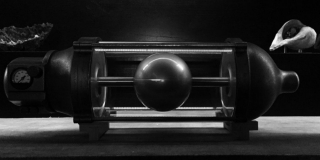 Amerykańska armia chce zniszczyć Godzillę i Ghidorę za pomocą broni określanej jako Destruktor Tlenu. W filmach Ishiro Hondy tę samą broń chciał zastosować doktor Serizawa, najprawdopodobniej ojciec ukazanego w najnowszej produkcji Ishiro. Co ciekawe, pierwszy jej test przeprowadzono na rybach; w „Królu potworów” także widzimy wypływające na powierzchnię, martwe ryby. 