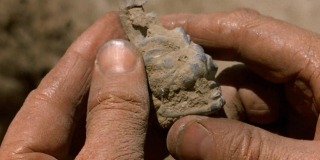 W filmie widzimy ruiny podwodnej cywilizacji – pojawiają się one w sekwencji, w której doktor Serizawa udaje się do rannego Godzilli. Co ciekawe, jeden z posągów przedstawia mezopotamskie bóstwo Pazuzu, to samo, którego figurkę znamy z filmu „Egzorcysta” z 1973 roku. 