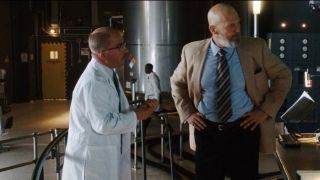 Jednym ze współpracowników Mysterio jest William Ginter Riva, który besztany przez Obadiah Stane’a nie był w stanie odtworzyć reaktora łukowego Starka. Postać tę znamy już z filmu Iron Man – tym razem w jej rolę znów wcielił się Peter Billingsley. Warto też zauważyć, że to właśnie Riva okazał się tym, który przesłał do Daily Bugle wideo ujawniające prawdziwą tożsamość Spider-Mana. 