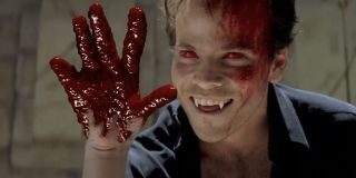 W filmie „Blade – Wieczny łowca” Deacon Frost miał zamienić się w wielkie tornado krwi. Gdy pierwotną wersję pokazano na pokazach testowych, odbiór sceny był tak zły, że studio zadecydowało o trwających jeszcze kilka miesięcy dokrętkach.