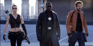 Czego nie wiecie o kinowej trylogii Blade? Na planie filmu „Blade: Mroczna Trójca” Wesley Snipes odmawiał wyjścia ze swojej przyczepi, całe dnie racząc się marihuaną. Po licznych kłótniach z reżyserem, Davidem S. Goyerem, ten ostatni zdecydował, że większość ujęć Snipesa będzie kręcona z dublerem.