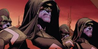 Fury w rozmowie z Parkerem, Mysterio i Marią Hill mówi o „uśpionych komórkach Kree”. Niektórzy komentatorzy biorą to za nawiązanie do komiksowej serii Tajne Wojny, w której Skrulle podszywali się pod wielu ziemskich herosów. Nie możemy wykluczyć, że MCU koniec końców sięgnie po tę historię, jednak to Kree będą pełnić w niej rolę złoczyńców. 