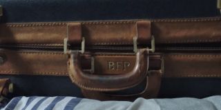 Na walizce, do której Peter pakuje swoje ubrania przed wyjazdem do Europy, pojawiają się litery BFP. To najprawdopodobniej odwołanie do postaci wujka Bena, którego pełne imię w komiksach brzmiało Benjamin Franklin Parker. 