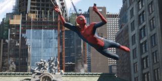 Parker przemieszcza się również na tle Avengers Tower – ta ma najprawdopodobniej nowego właściciela. Napis przed budynkiem głosi bowiem: „Nie możemy się doczekać, by powiedzieć wam, co dalej… 1, 2, 3, ?”. Niektórzy fani biorą to za odwołanie do 4. fazy MCU, inni zaś za nawiązanie do komiksowej Fantastycznej Czwórki. Warto też zauważyć, że przed Avengers Tower znajduje się tajemniczy pomnik z czterema postaciami. 