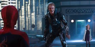 W filmie Spider-Man z 2002 roku widzimy Zielonego Goblina, który trzyma Mary Jane nad krawędzią mostu – gdy ją z niego popycha, Pajączek skacze za nią. Podobną sekwencję zobaczyliśmy w Daleko od domu w trakcie sceny bitwy z Mysterio w Berlinie, gdy Parker chce ratować rzekomo wypchniętą przez złoczyńcę MJ. Przypomnijmy, że zdarzenie to było tylko jedną z iluzji stworzonych przez antagonistę. 