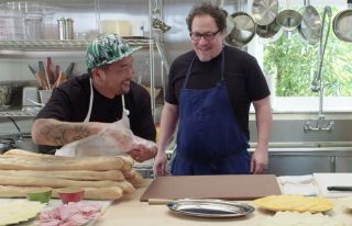 W końcówce filmu słyszymy utwór „A message to you Rudy” – ten sam, który pojawił się w odcinku programu The Chef Show platformy Netflix z gościnnym udziałem Scarlett Johansson. Przypomnijmy, że gospodarzem widowiska jest ekranowy Happy Hogan, Jon Favreau. 