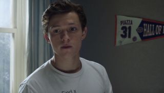 Peter Parker jest fanem baseballowej drużyny New York Mets – na ścianie w jego pokoju znajduje się proporzec legendarnego łapacza Mike’a Piazzy, który w 2016 roku został wprowadzony do National Baseball Hall of Fame. 