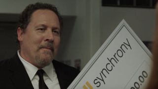 Logo na czeku, który Happy przekazuje cioci May, należy do banku Synchrony Bank – ten działa także w prawdziwym świecie. 