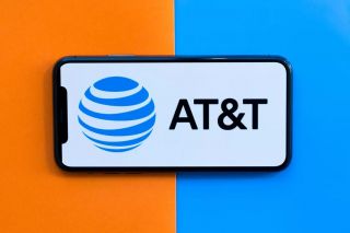 AT&T (kontroluje Warner Bros. poprzez firmę WarnerMedia) – przychód w 2018: 170,8 mld USD; dochód operacyjny za 2018: 26,1 mld USD; suma aktywów w 2018: 531 mld USD; udział Warner Bros. w rynku w 2018: 16,3%. 