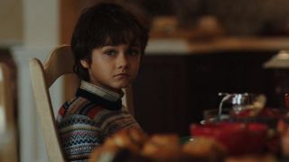 W rolę młodego Bruce’a Wayne’a wciela się Dante Pereira-Olson. Co ciekawe, w filmie „Nigdy cię tu nie było” zagrał on już postać, która była młodszą wersją bohatera portretowanego przez Joaquina Phoenixa. 