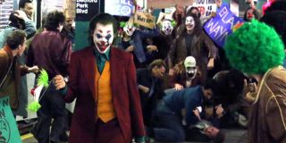 Maski naśladowców Jokera mogą budzić skojarzenia z tymi widocznymi w filmie „V jak Vendetta”. Wykorzystanie tego symbolu widzieliśmy również w grze „Batman: Arkham Asylum” i animacji „Batman – 20 lat później” – w tej ostatniej członkowie gangu Jokera również nosili na twarzach charakterystyczne maski. 