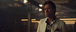 Odnotujmy także, że w niektórych sekwencjach Sionis ma na sobie znany z komiksów biały garnitur i czarne, skórzane rękawiczki – jego wizerunek może przede wszystkim kojarzyć się z wyglądem złoczyńcy z gry „Batman: Arkham Origins”. 