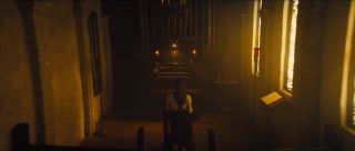 W początkowej fazie zwiastuna widzimy modlącą się w kościele kobietę – wielu z nas początkowo sądziło, że jest to Huntress. Jeśli jednak przyjrzymy się scenie, w której Czarna Maska podchodzi do trzech wiszących do góry nogami kobiet, zauważymy, że jedna z nich ma na sobie dokładnie te same ubrania, co modląca się w kościele. Spekuluje się, że złoczyńca może znęcać się nad reprezentantkami płci żeńskiej z Gotham, czym narazi się tytułowym bohaterkom, a co jednocześnie wpisze się w emancypacyjny wątek historii. 