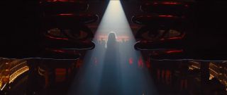 Wykorzystaną w zwiastunie piosenką jest „Hyme a l’amour”, którą Edith Piaf napisała w 1950 roku po tragicznej śmierci kochanka i boksera, Marcela Cerdana – utwór doskonale podsumowywałby postawę Harley w „Legionie samobójców”. Jest bardzo prawdopodobne, że rozpad związku z Jokerem stanie się motorem napędowym fabuły; Quinn od tej pory zamiast miłości będzie celebrować wolność. 