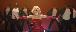 Wielu internautów scenę ze śpiewającą Harley, stylizowaną w dodatku za Marilyn Monroe, bierze za wytwór jej fantazji. Wydaje się jednak bardziej prawdopodobne, że Quinn występuje w nalężącym do Czarnej Maski klubie – tym samym, w którym Black Canary początkowo zarabia na życie. 