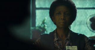 Pracowniczka opieki społecznej, która rozmawia z Jokerem, nazywa się Debra Kane – nosi więc to samo nazwisko co współtwórca komiksowego Batmana, Bob Kane; Debra Kane pojawiła się również w komiksowej historii „Batman: The Ultimate Evil”, niezwykle mrocznej w wydźwięku opowieści, w której przedstawiono ją jako pracowniczkę opieki społecznej zajmującej się dziećmi. 