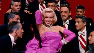 Cała sekwencja nawiązuje oczywiście do filmu „Mężczyźni wolą blondynki” z 1953 roku, w którym Marilyn Monroe w kluczowej scenie zaśpiewała piosenkę „Diamonds Are a Girl’s Best Friend” – później do tej sceny w teledysku do „Material Girl” odwoływała się Madonna. 