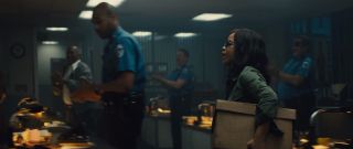 W materiale widzimy co prawda ujęcia z Renee Montoyą w trakcie pracy jako policjantka, jednak jedno z nich mocno sugeruje, że została z niej zwolniona. Najprawdopodobniej to popchnie ją w stronę sojuszu z innymi bohaterkami – przypomnijmy też, że w komiksach Montoya operowała jako Question. 