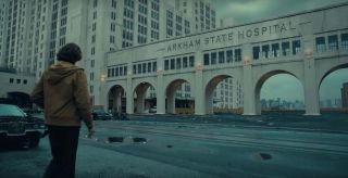 Arthur najpierw szuka w szpitalu Arkham State dokumentacji medycznej swojej matki, w finałowej sekwencji najprawdopodobniej do niego trafia. Azyl Arkham to znana lokacja z komiksów o Batmanie – to tu przetrzymywano wielu z jego najbardziej znanych przeciwników. 