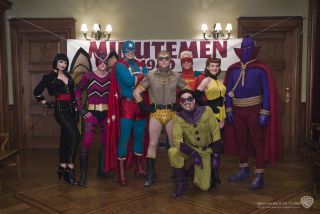 W drugim odcinku oglądamy materiał poświęcony Zakapturzonej Sprawiedliwości – to pierwszy z amerykańskich herosów, który rozpoczął swoje działania w 1938 roku. Rok później wszedł on w skład grupy Gwardzistów (w oryginale „Minutemen”), pierwszej drużyny zajmującej się walką z przestępcami; towarzyszyli mu w niej Nocny Puchacz I, Dolarówka, Człowiek-Ćma, Komediant, Jedwabna Zjawa I i Sylwetka. Grupa, m.in. po dokonanym na tle homofobicznym morderstwie ostatniej z nich, rozwiązała się w 1949 roku. W 1955 roku nowe prawo nakazywało Gwardzistom ujawnić swoją prawdziwą tożsamość – tej Zakapturzonej Sprawiedliwości jednak nigdy nie poznaliśmy, a bohater zniknął na dobre. 