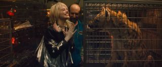 Harley Quinn dostaje hienę – ze zwiastuna wynika, że w filmie będziemy obserwować tylko jedną z nich. Zarówno w komiksach, jak i animacjach Harley posiadała dwie hieny, Buda i Lou, które uwolniła z zoo tuż po tym, jak zdecydowała się działać na własną rękę. Niektórzy z internautów spekulują, że zwierzę widoczne w zwiastunie wabi się… Bruce. 