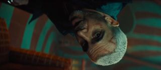 Prawą ręką Czarnej Maski jest najprawdopodobniej Victor Zsasz – zwróćmy uwagę na jego widoczne w zwiastunie blizny. W komiksach pozostawiał je na swoim ciele po każdym odebraniu życia. 