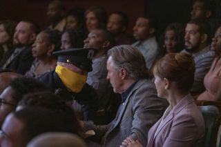 Zebranie funkcjonariuszy Judd Crawford kończy słowami: „Quis custodiet ipsos custodes?”. To łacińska sentencja stworzona przez poetę satyrycznego Juwenalisa, tłumaczona jako: „Kto strzeże strażników?”. 