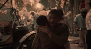 Uratowanie młodego chłopca z Tulsy przypomina poniekąd historię z komiksu „Superman: Last Son of Krypton”, w którym Jor-El wysłał urządzenie z mocami telepatycznymi – to potencjalnym nowym rodzicom małego Kal-Ela miało wytłumaczyć jego położenie życiowe. Damon Lindelof mówił w wywiadach, że chciałby, by uratowanie chłopca kojarzyło się widzom z Supermanem czy Batmanem, którzy tracili swoich rodziców. 