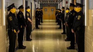 Pobicie podejrzanego z Kawalerii na posterunku policji przywołuje na myśl zachowanie Rorschacha z komiksów – pod pozorem wyjścia do łazienki pobił on do krwi jednego z wrogów. 