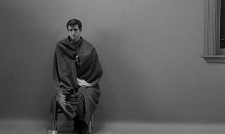 Sposób, w jaki Arthur najpierw opiekuje się matką, przywołuje na myśl postawę Normana Batesa w filmie „Psychoza” z 1960 roku. 