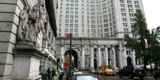 Niektóre sekwencje były kręcono na nowojorskiej William Street – tej samej, na której powstawały już filmy „Batman Forever” i „Mroczny Rycerz powstaje”. 