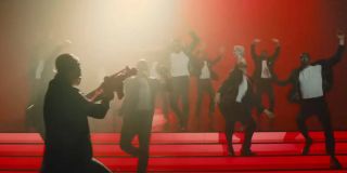 W 1. minucie i 27. sekundzie materiału w scenie ze śpiewającą Harley pojawia się strzelec z maską na twarzy – niektórzy internauci spekulują, że ujęcie pokazuje nam Czarną Maskę. 