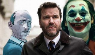 Postać grana przez Douglasa Hodge’a, która przepędza Arthura sprzed bramy posiadłości Wayne’ów, to nikt inny jak słynny kamerdyner Alfred Pennyworth – w napisach końcowych Hodge został podpisany jako „Alfred”. 