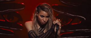 W zwiastunie nie zobaczyliśmy, jak Black Canary używa swojego słynnego Płaczu Kanarka, czyli emisji dźwięku zdolnej powalić wroga. Zwróćmy jednak uwagę, że gdy bohaterka śpiewa w klubie, niektóre szklanki zaczynają się trząść – sugestia dotycząca jej mocy jest dość wyraźna. 