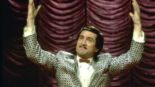 W filmie da się odnaleźć czytelne nawiązania do „Króla komedii” w reżyserii Martina Scorsese. W tej ostatniej produkcji Robert De Niro wcielił się w aspirującego komika Ruperta Pupkina, który przejawiał obsesję na punkcie znanego gospodarza telewizyjnego talk show, Jerry’ego Langforda. W dodatku Pupkin liczył, że pewnego dnia uda mu się pojawić w programie.  