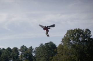 Serialowi paparazzi wykorzystują technikę lotu i urządzenia podobne do tych, z których korzystał członek Gwardzistów, Człowiek-Ćma. 