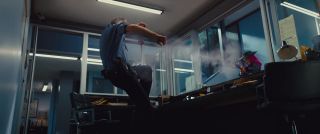 Harley powala policjanta – warto zwrócić uwagę, że nie wykorzystuje do tego broni odbierającej życie. Odpowiedzialni za DCEU chcą ją więc konsekwentnie ukazywać jako antybohaterkę, nie zaś antagonistkę; taki sam obrót spraw widzimy w ostatnich latach w komiksach, w których pojawia się Quinn. 