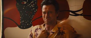 W całym trailerze nie widać sekwencji, w której złoczyńca Roman Sionis zakłada na siebie charakterystyczną czarną maskę. W tym ujęciu warto jednak zwrócić uwagę na wiszący za nim obraz – internauci spekulują, że właśnie tak będzie prezentował się antagonista po swojej ostatecznej przemianie (wizerunek ten nawiązuje do tego znanego z komiksów). 