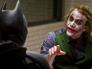 Jeden z billboardów reklamujących okoliczne kina porno zawiera napis „ace in the hole” (ang. as w rękawie) – w „Mrocznym Rycerzu” Joker określa tym mianem Harveya Denta. 