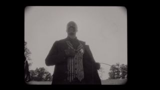 W ukazanym w pierwszym odcinku niemym filmie dokumentalnym pojawia się postać historyczna, Bass Reeves. Był on pierwszym czarnym policjantem (US Marshal) na amerykańskim zachodzie, który w trakcie swojej kariery dokonał 3 tys. aresztowań. Zwróćmy uwagę, że w materiale Reeves zachowuje się w sposób przypominający działania Zakapturzonej Sprawiedliwości. 