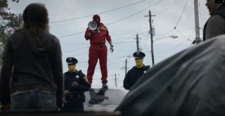 Największa grupa zwolenników supremacji białej rasy w Tulsie mieszka na osiedlu zwanym Nixonville – widzieliśmy je w czasie przyjazdu policji w drugim odcinku. Ujawnione ostatnio dokumenty wskazują, że Richard Nixon miał niezwykle problematyczne z dzisiejszej perspektywy poglądy rasowe, które zdradził w czasie rozmowy z późniejszym prezydentem, Ronaldem Reaganem. 