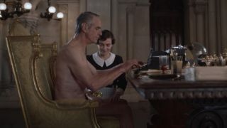 Sztuka, którą odgrywają słudzy postaci Ironsa, nosi tytuł „Syn Zegarmistrza” – komiksowy Jon Osterman aka Doktor Manhattan także był synem zegarmistrza. 