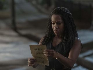 Piekarnia, do której chodzi Angela, nazywa się „Milk and Hanoi” – odwołanie do wietnamskiego miasta pokazuje, jak na społeczeństwo USA wpłynęło pozytywne zakończenie wojny w Wietnamie. 