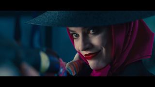 W zwiastunie widzimy Harley w zupełnie innym wydaniu, z kapeluszem na głowie. Wielu internautów dostrzega tu nawiązanie do serialu animowanego Batman z lat 90. – w jednym z odcinków, „Harley’s Holiday”, Quinn po wypuszczeniu z Azylu Arkham wybrała się na wakacje. 