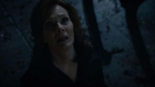 Spadające z nieba auto to najprawdopodobniej znak, że Doktor Manhattan usłyszał Laurie – zwróćmy uwagę, że widzi ona, jak na czerwono jaśnieje znajdujący się na niebie Mars, na którym przebywa heros. 